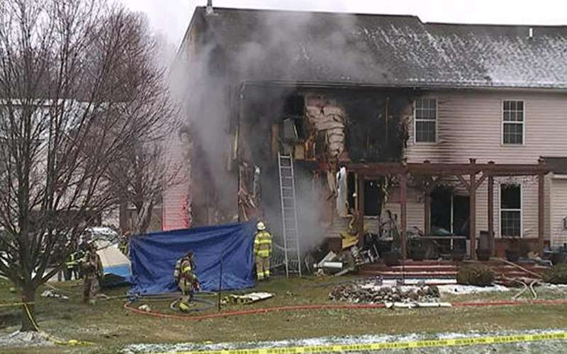 3 قتلى بسقوط طائرة على منزل