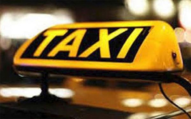 تكريم سائق تاكسي على امانته بعد