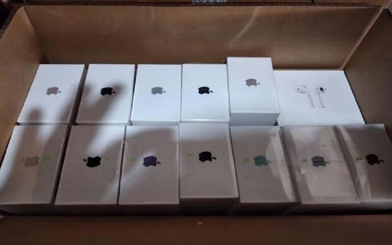 إحباط تهريب 165 جهاز آيفون في