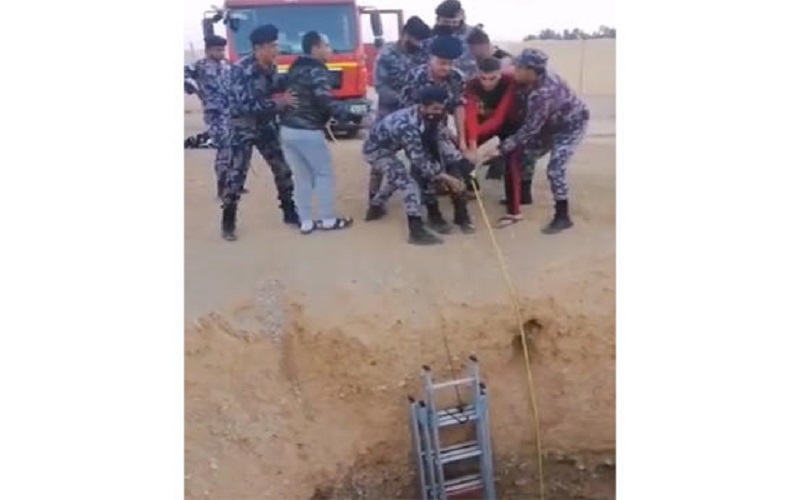 انقاذ شاب سقط ببئر في الازرق