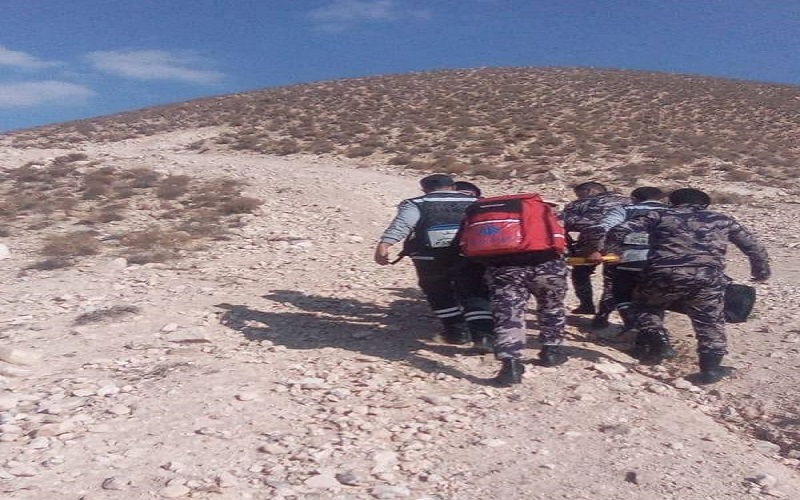 انقاذ شخص سقط بمنطقة وعرة في