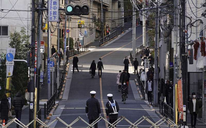 لسبب غريب.. رجل يدخل مقر إقامة