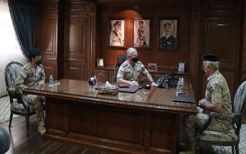 الملك يزور قيادة الجيش