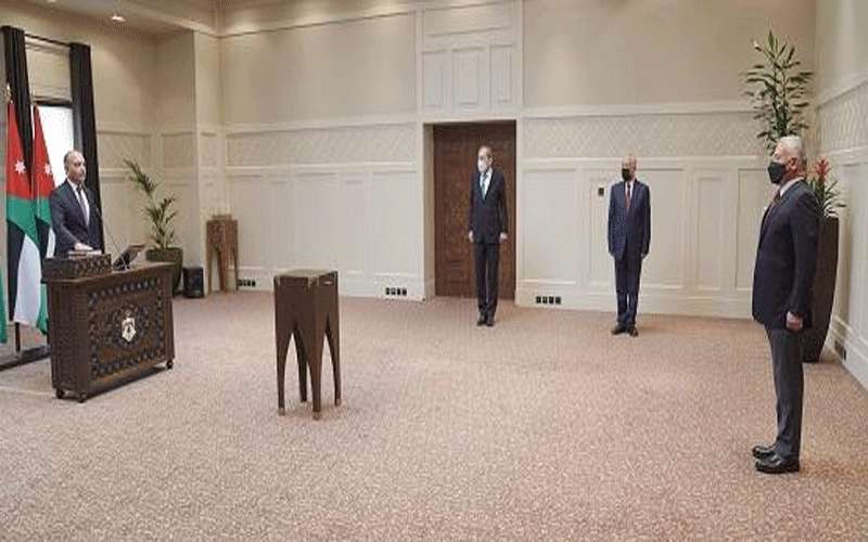 العضايلة يؤدي اليمين أمام الملك