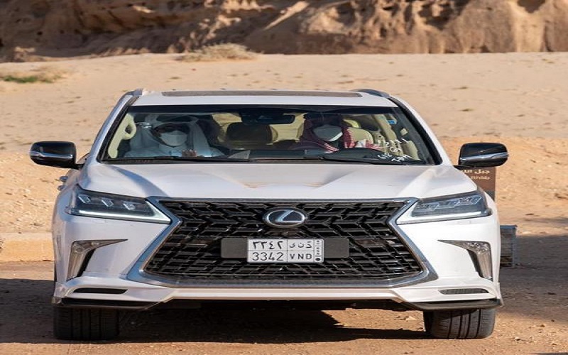 ولي العهد السعودي يصطحب أمير قطر