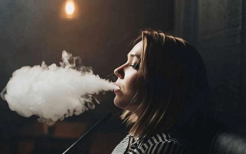 مركز تعليمي يقدم الشيشة للطلاب في