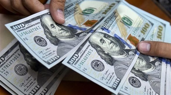الدولار يحوم فوق أدنى مستوى منذ