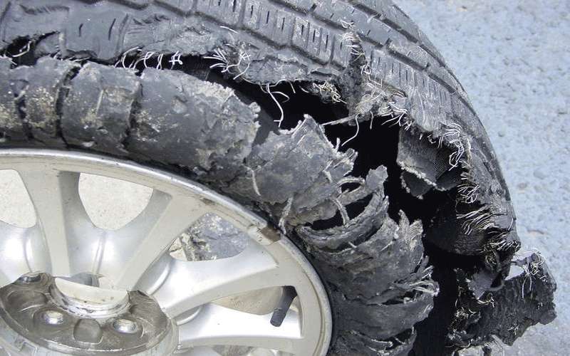 6 خطوات للنجاة إذا انفجر الإطار