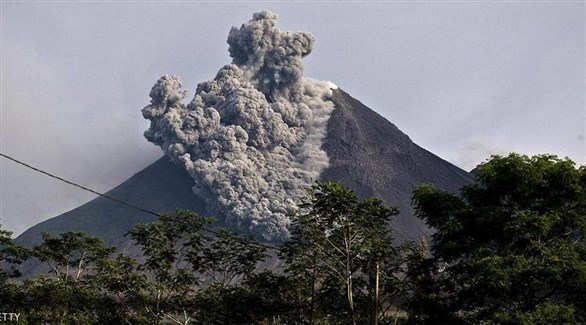 بركان ميرابي يطلق غازا ساخنا وحطاما