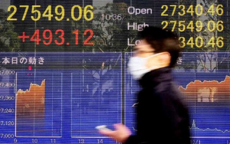 الأسهم العالمية تحلق قرب مستويات قياسية
