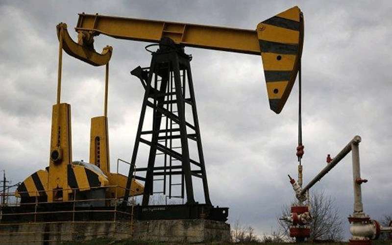 النفط يقترب من أعلى مستوياته