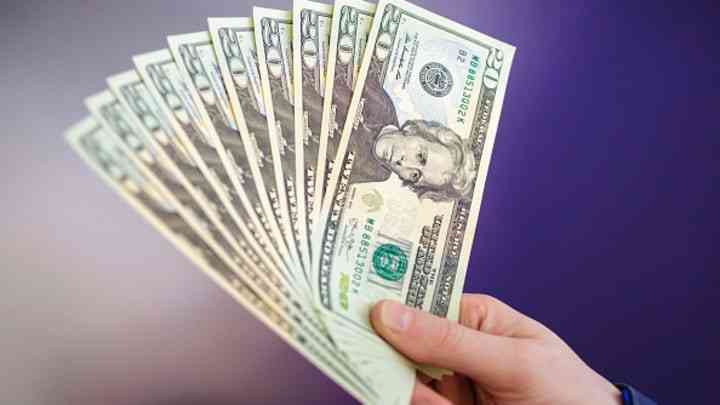 الدولار يتمسك بأكبر مكاسب حققها في