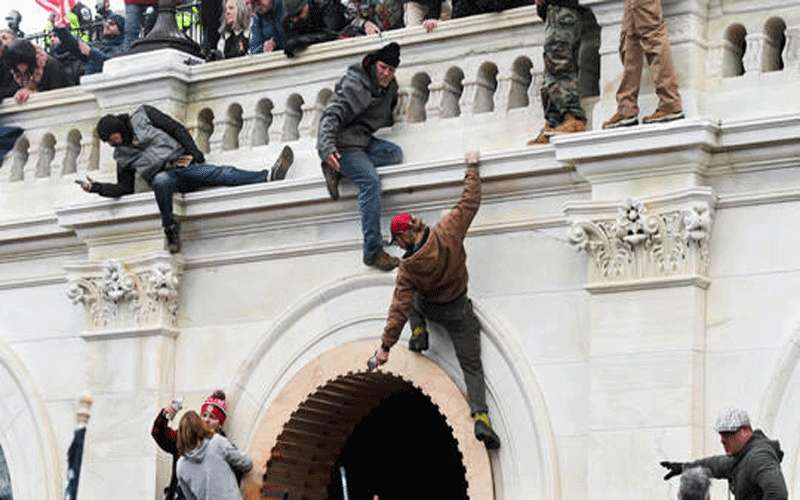 سرقة حاسوب محمول من مكتب بيلوسي