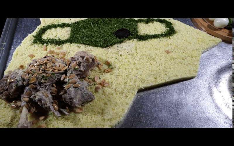 شيف اردني يقدم الطعام على شكل