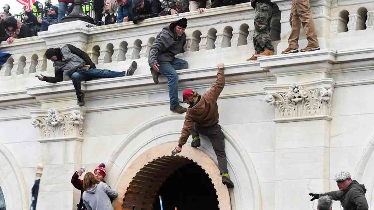 سرقة كمبيوتر محمول من مكتب بيلوسي