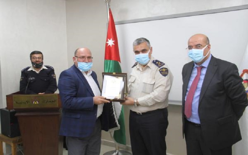 مدير عام الجمارك يكرم عددا من