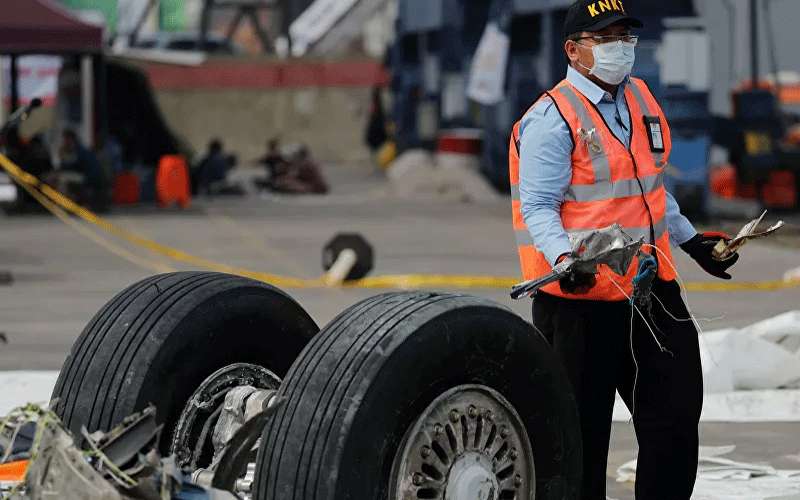 أشلاء بشرية في موقع تحطم الطائرة