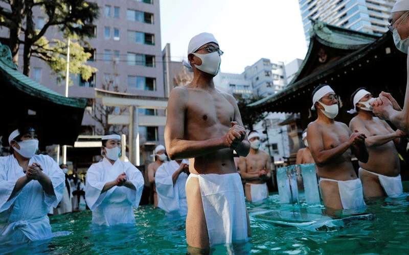 في طقس حمام الثلج السنوي بطوكيو..