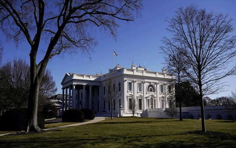 البيت الأبيض ينكس علمه