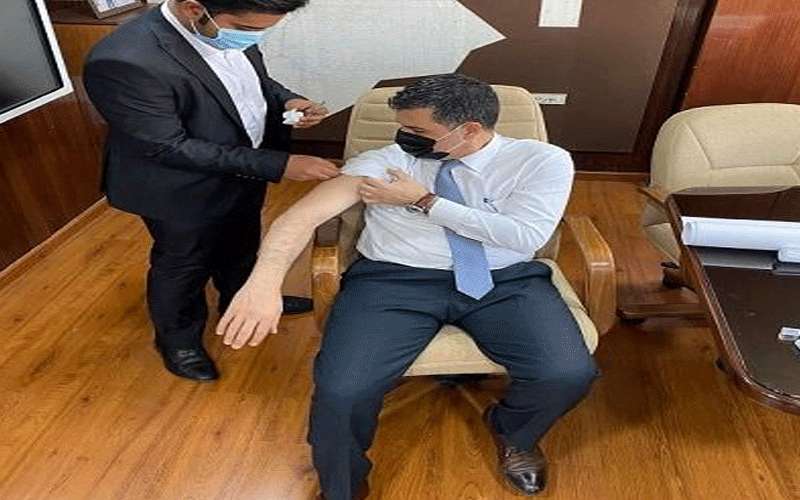 وزير بالحكومة يتلقى اللقاح الصيني