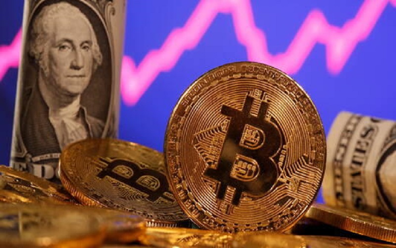 البتكوين توسع خسائرها وتهبط 18.5%