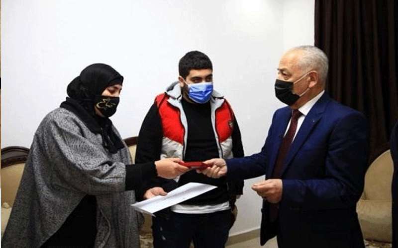 الديوان يسلم فتى الزرقاء منزلا