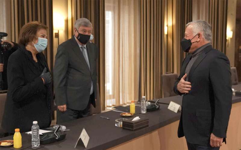 الملك يلتقي شخصيات من قطاعات مختلفة