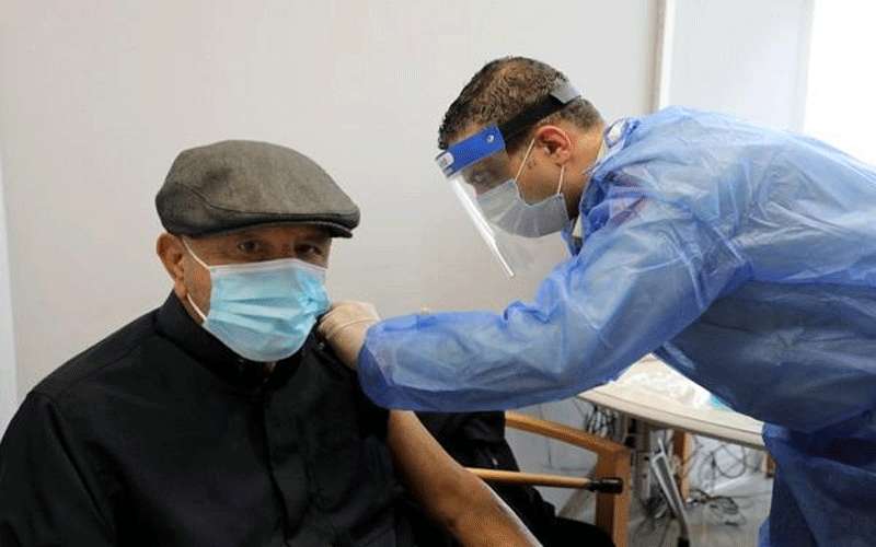 الخدمات الطبية تواصل تقديم مطعوم كورونا