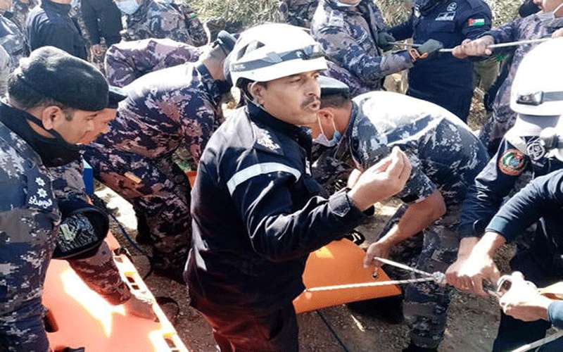 انقاذ شخصين سقطا في بئر بمعان