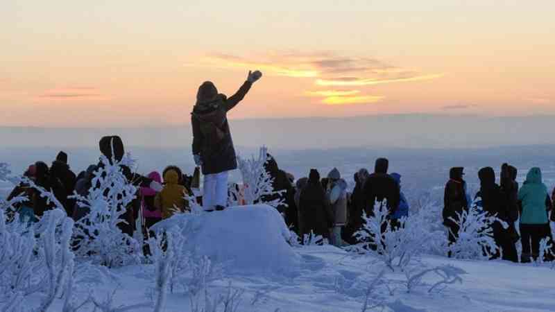 أول شروق بعد ليل قطبي استمر