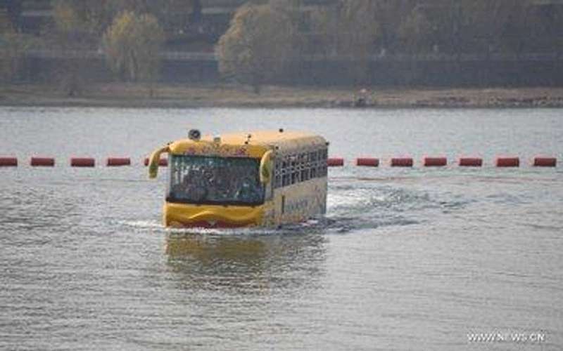 حافلة صينية تتحول إلى سفينة