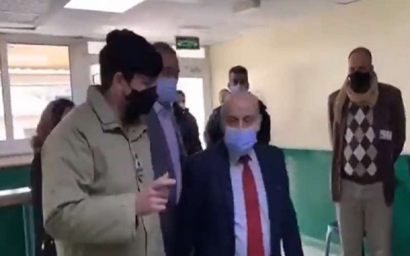 ولي العهد يتفقد مركز لقاحات كورونا