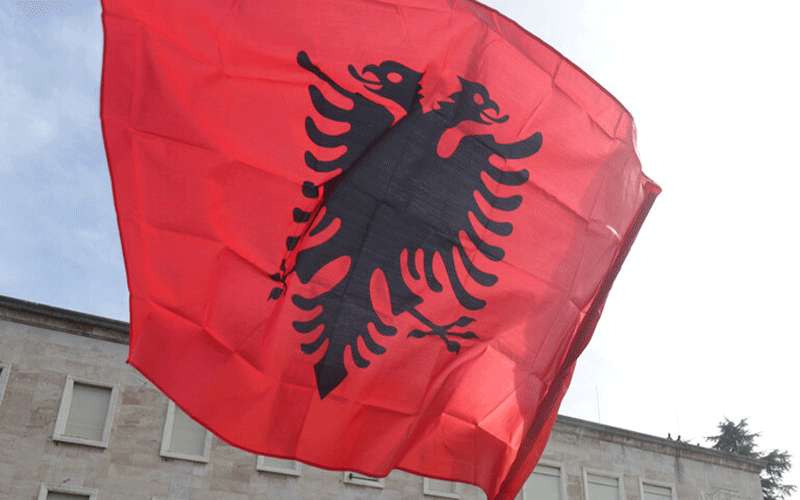 ألبانيا تطرد دبلوماسيا روسيا والسفارة ترد