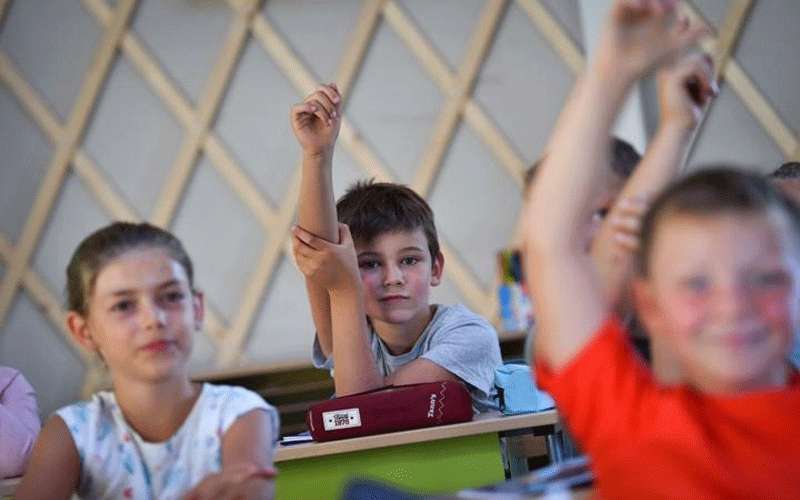 ما آثار تربية الأطفال على لغتين