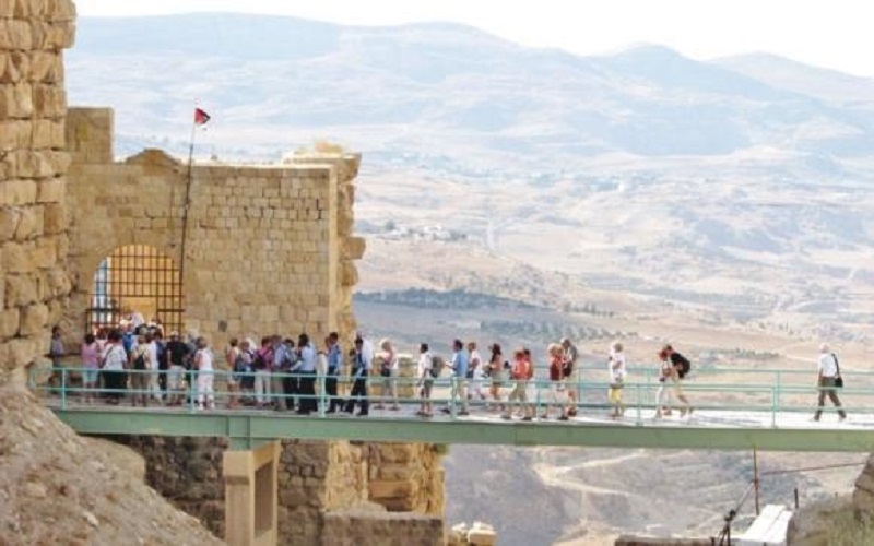 تراجع الإيرادات السياحية المحولة للخزينة بنسبة