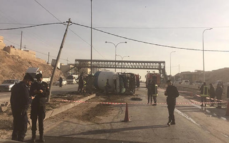 انقلاب صهريج غاز وتحويلات على اوتوستراد