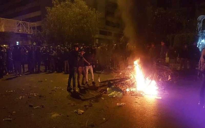 اشتباكات مع الأمن رفضا للإغلاقات في