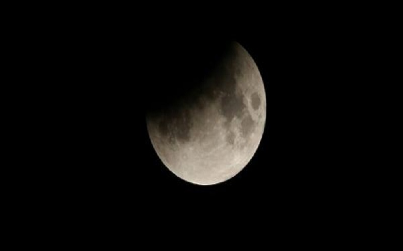 أول بدر في 2021 يزين سماء