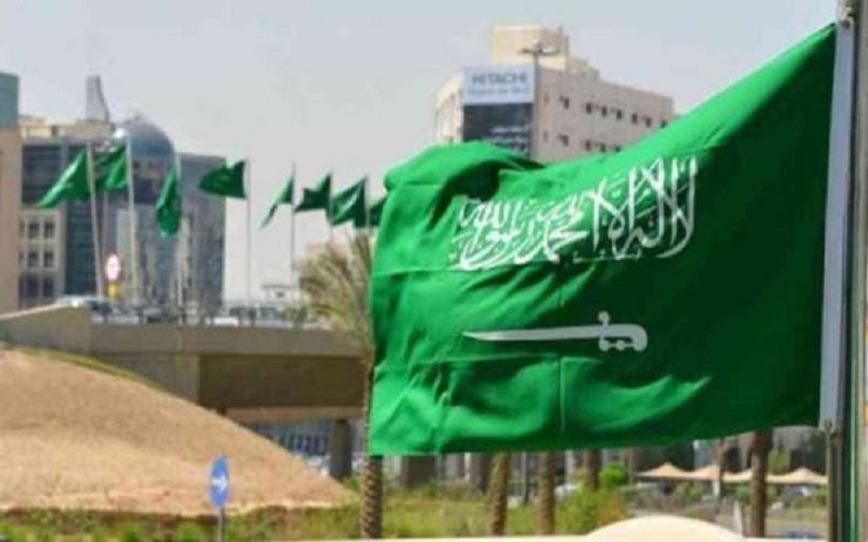السعودية .. ضبط موظفين في قضية