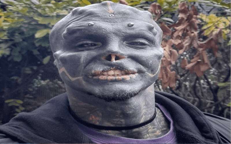 فرنسي يحول نفسه إلى كائن فضائي..