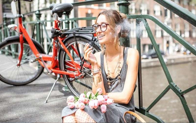 أمستردام تحظر تدخين الحشيشة على السياح