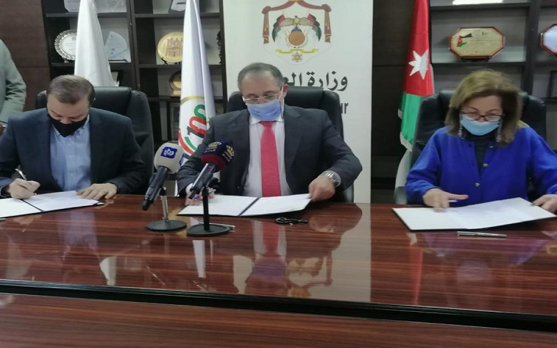 وزير العمل يوقع 4 اتفاقيات لتوفير