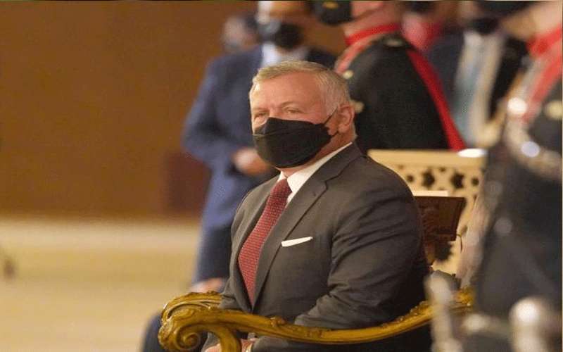 الملك: تنقية جهازنا الإداري مما علق