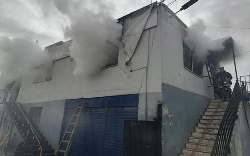 إخماد حريق مستودع أحذية بعمان