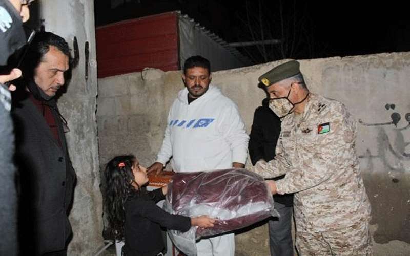 الجيش يوزع مساعدات على أسر عفيفة
