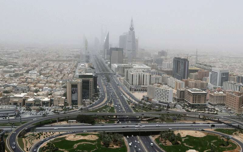 السعودية تحصر مهن خدمة العملاء عن