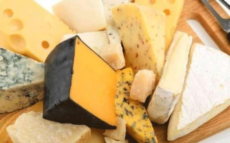 اختصاصي تغذية يحذر من كمية الجبن
