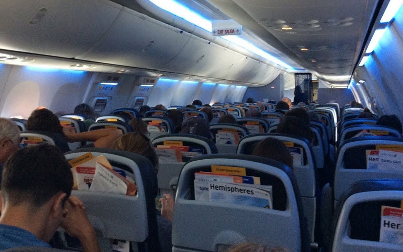 مسافر يعتدي على مضيف طيران بسبب