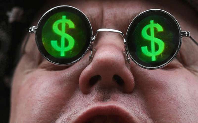 الدولار قرب أعلى مستوى في شهرين