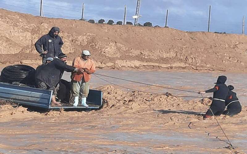 الدفاع المدني ينقذ أشخاصا حاصرتهم السيول